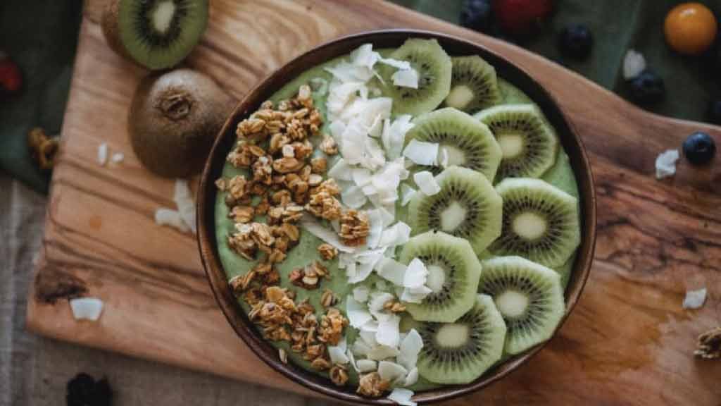 Healthy Breakfast Ideas: Green Smoothie Bowl
